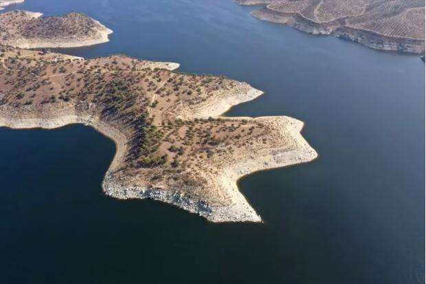 16 bin yıl önce püskürdü Demirköprü Barajı’nın suyu çekilince göründü. Kara olan rengi beyaza döndü - Resim: 19